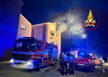 Paura a Bosa, appartamento in fiamme: tre persone ferite