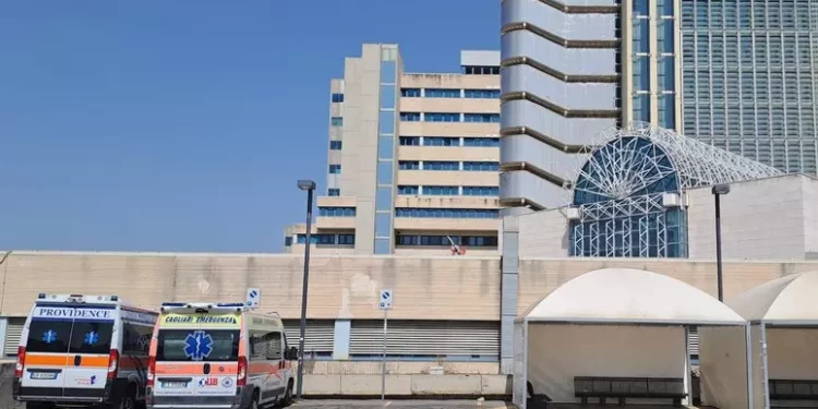 Rimane infilzato scavalcando un cancello, grave un giovane