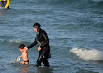 Il regime sanguinario jihadista in Siria obbliga il burkini