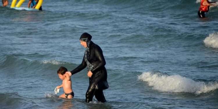 Il regime sanguinario jihadista in Siria obbliga il burkini