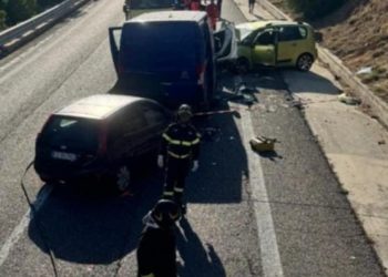 Maxi tamponamento sulla 125 con nove feriti, tre in gravi condizioni