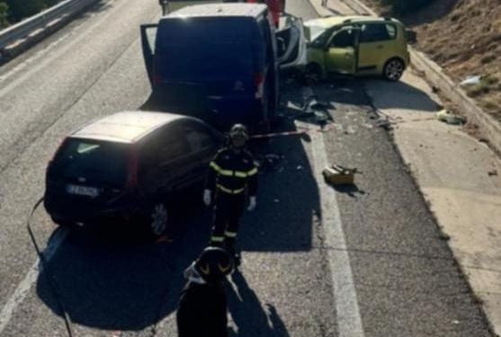 Maxi tamponamento sulla 125 con nove feriti, tre in gravi condizioni