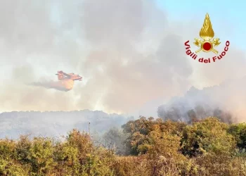 19 incendi nell’Isola, tre canadair in azione a Furtei