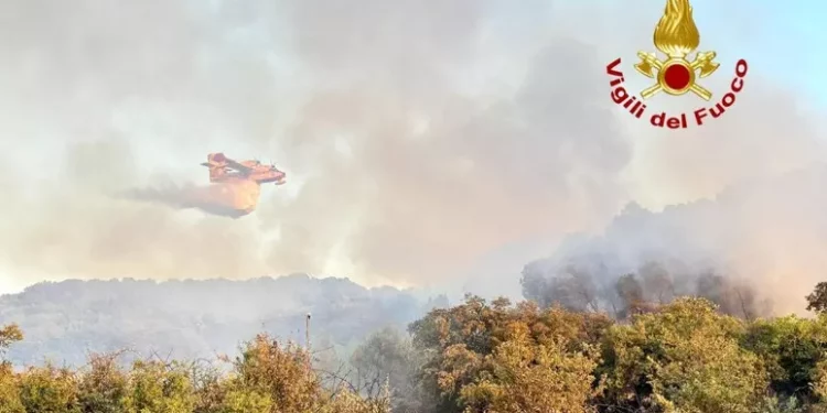 19 incendi nell’Isola, tre canadair in azione a Furtei