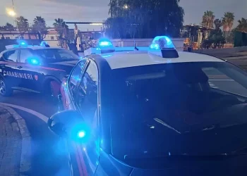 Picchia la compagna davanti ai figli minori, arrestato