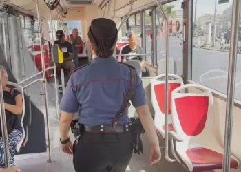 Aggressione razzista nel centro di Roma su bus di linea