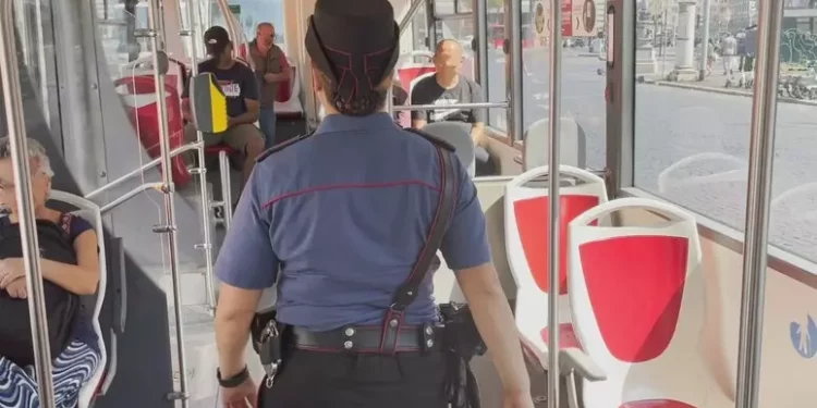 Aggressione razzista nel centro di Roma su bus di linea