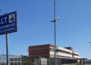 Detenuto in isolamento a Sassari distillava alcol dalla frutta