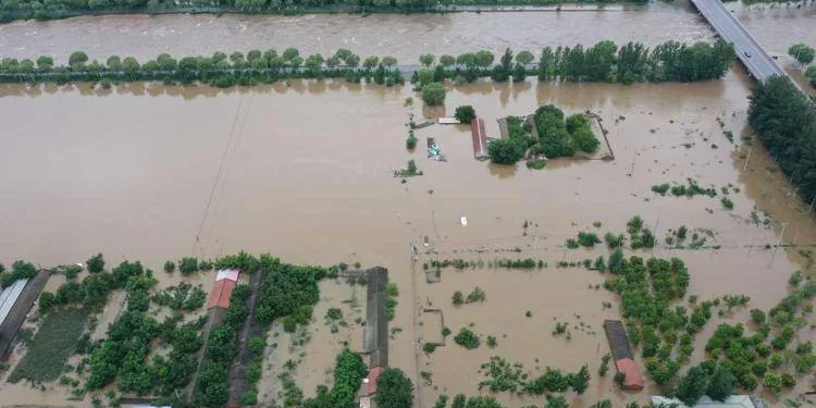 Forti piogge a Pechino, 30 morti e 80 mila sfollati