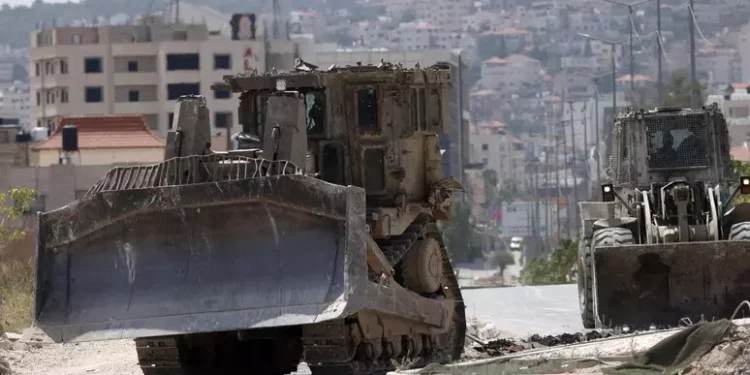 Nella Cisgiordania occupata bulldozer Israele spianano campi profughi