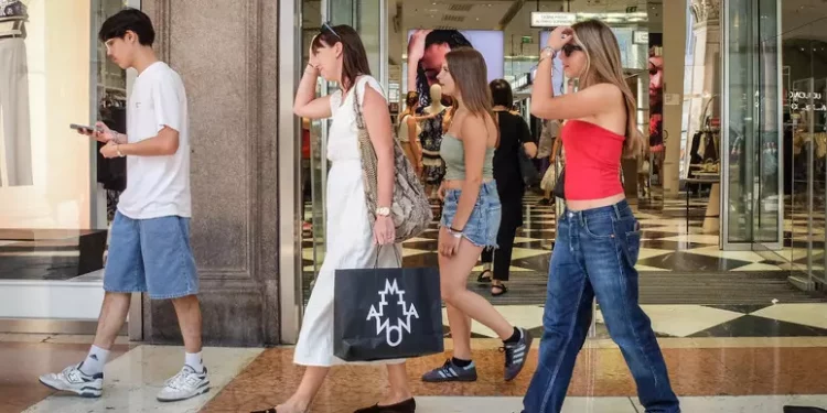 Confcommercio, spese in aumento ma famiglie restano prudenti