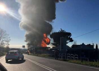 Incidente ad un distributore di benzina, forte esplosione a Roma