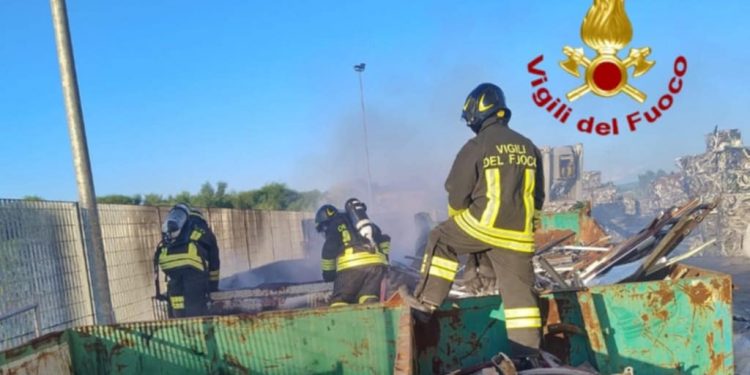 Santa Giusta, in fiamme container colmo di rifiuti: intervento dei Vigili del Fuoco