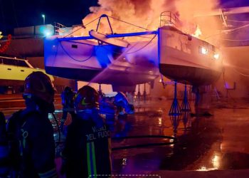 Fiamme in un cantiere nautico a Olbia, distrutto un maxi catamarano