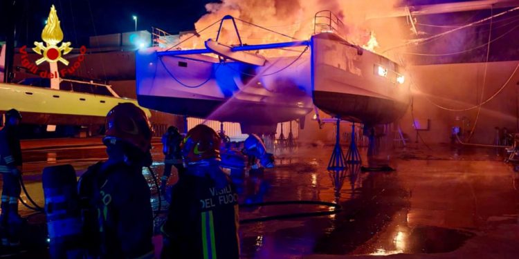 Fiamme in un cantiere nautico a Olbia, distrutto un maxi catamarano