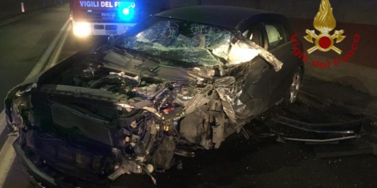 Frontale tra una macchina e un furgone: tre feriti gravi