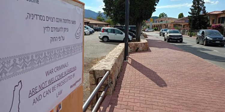 A Foras: “In Sardegna è atterrato un genocida”