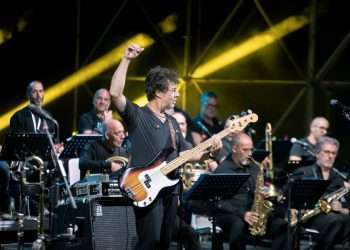 Max Gazzè sul palco di Tharros con l’Orchestra Jazz della Sardegna: una sera d’estate tra pop, tradizione e big band