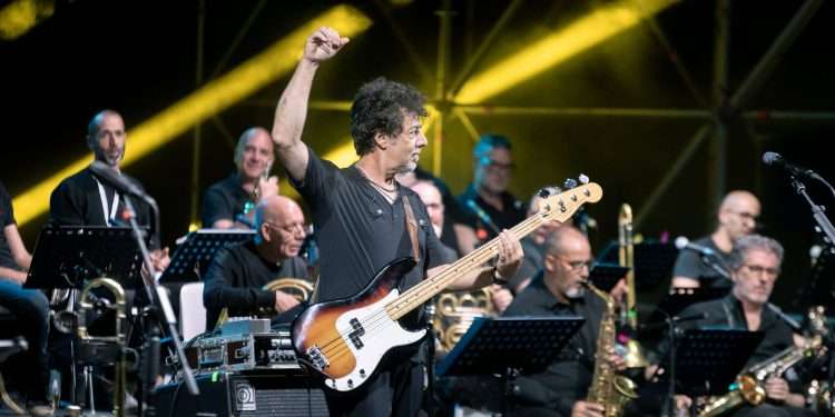 Max Gazzè sul palco di Tharros con l’Orchestra Jazz della Sardegna: una sera d’estate tra pop, tradizione e big band
