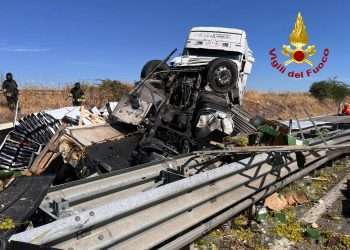 Autoarticolato si ribalta sulla 131: conducente in gravissime condizioni