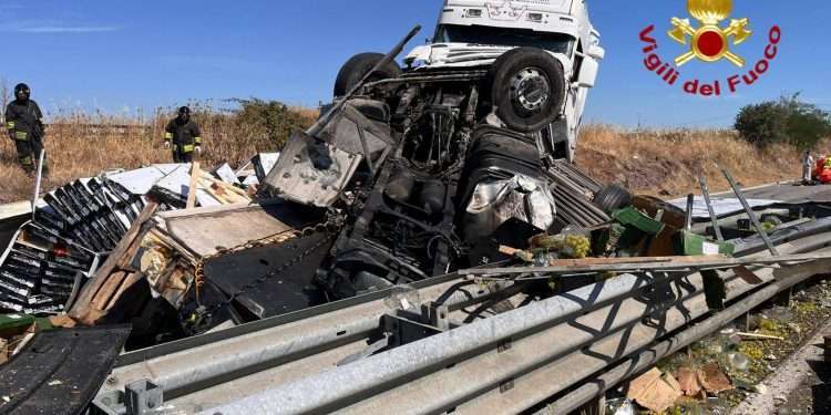 Autoarticolato si ribalta sulla 131: conducente in gravissime condizioni