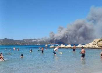 Terrore a Villasimius, fiamme vicine al mare: bagnanti evacuati dalla spiaggia