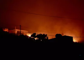 Maxi incendio a Creta, turisti e residenti in fuga