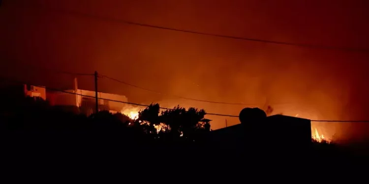 Maxi incendio a Creta, turisti e residenti in fuga