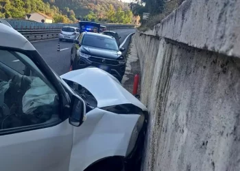 Scontro sulla 131, donna ferita e conducente dell’auto in fuga