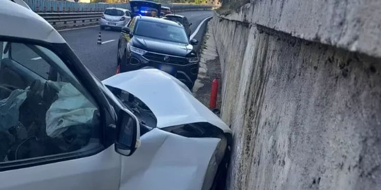Scontro sulla 131, donna ferita e conducente dell’auto in fuga