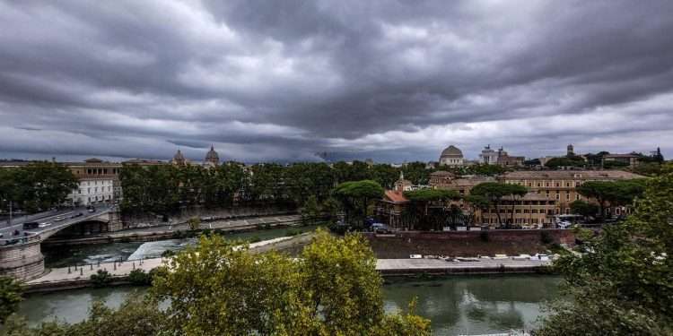 Maltempo sull’Italia da Nord a Sud, allerta gialla in 12 regioni