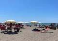 Scava buca in spiaggia, 17enne muore sotto la sabbia
