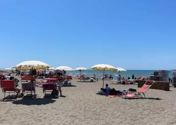 Scava buca in spiaggia, 17enne muore sotto la sabbia