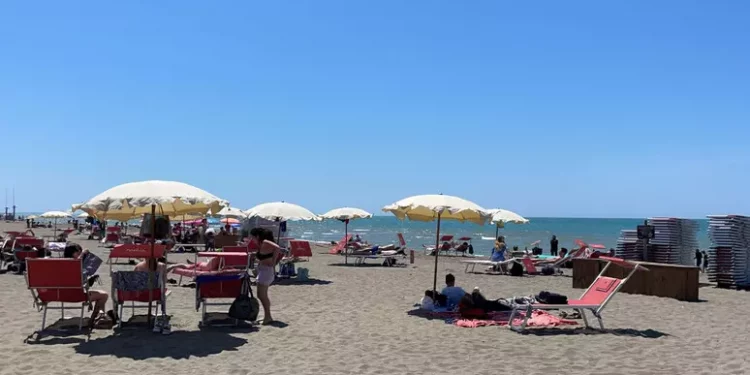 Scava buca in spiaggia, 17enne muore sotto la sabbia