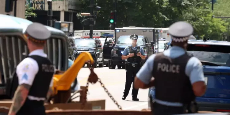 Spara sulla folla a Chicago, quattro morti e 14 feriti