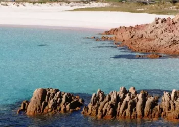 La sabbia rosa di Budelli venduta on line, ira degli ecologisti