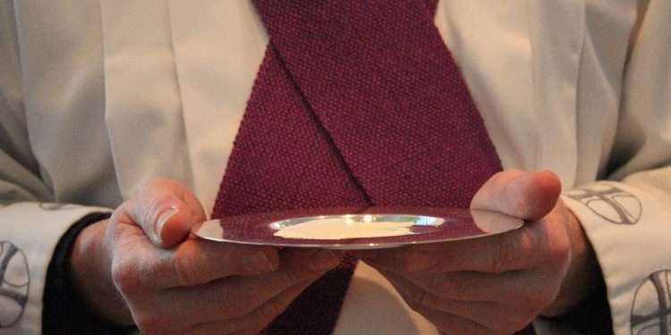 Sacerdote arrestato a Cosenza per presunti abusi su un sedicenne