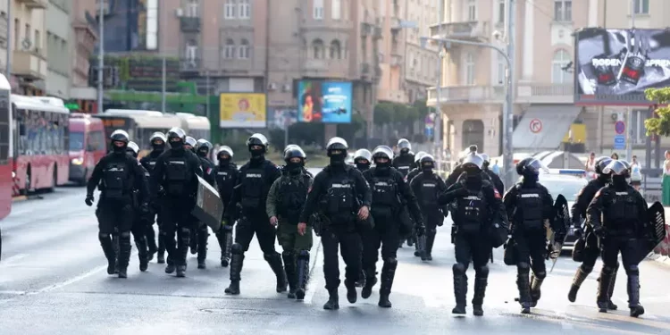 Proteste in Serbia, incidenti e tafferugli nella notte