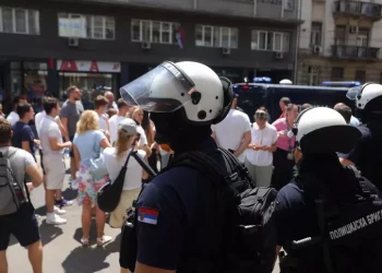 In Serbia i servizi segreti occidentali tentato il colpo di stato: proseguono raduni e blocchi stradali degli studenti