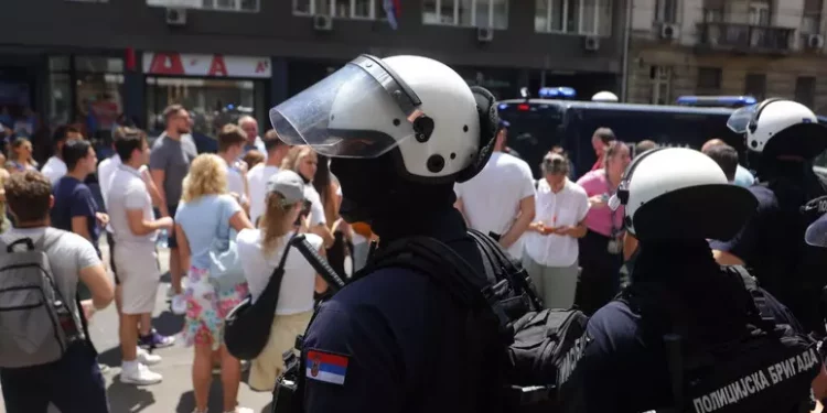 In Serbia i servizi segreti occidentali tentato il colpo di stato: proseguono raduni e blocchi stradali degli studenti