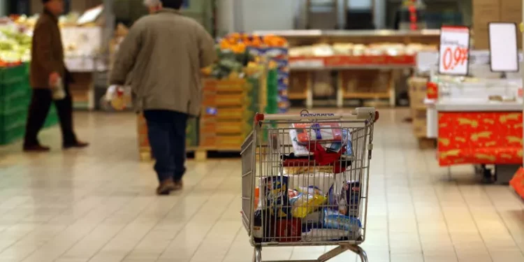 Istat, lieve rialzo giugno per carrello spesa, a +2,8%