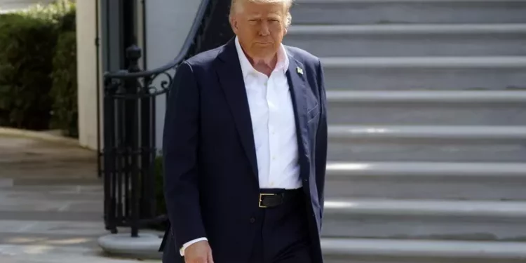 Trump annuncia dazi al 30 % per la Ue