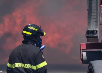 Autocisterna Gpl va fuori strada ed esplode, morto l’autista