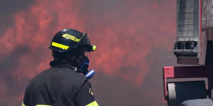 Autocisterna Gpl va fuori strada ed esplode, morto l’autista