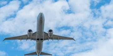 Niente più limiti per i liquidi sugli aerei: ecco in quali scali scatta la novità