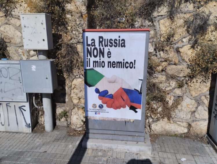 Centinaia di manifesti a Cagliari, ‘la Russia non è il mio nemico’