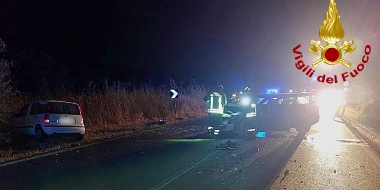 Alghero, scontro frontale: una persona incastrata tra le lamiere e tre feriti