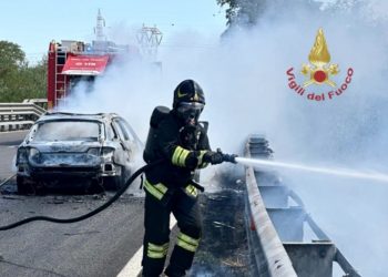 Auto prende fuoco sulla SS 130: intervento dei Vigili del Fuoco
