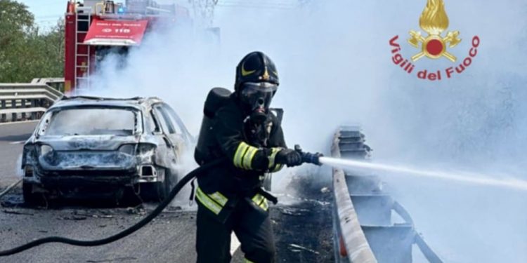 Auto prende fuoco sulla SS 130: intervento dei Vigili del Fuoco