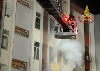 Paura a Cagliari, appartamento avvolto dal fuoco in via Fracastoro